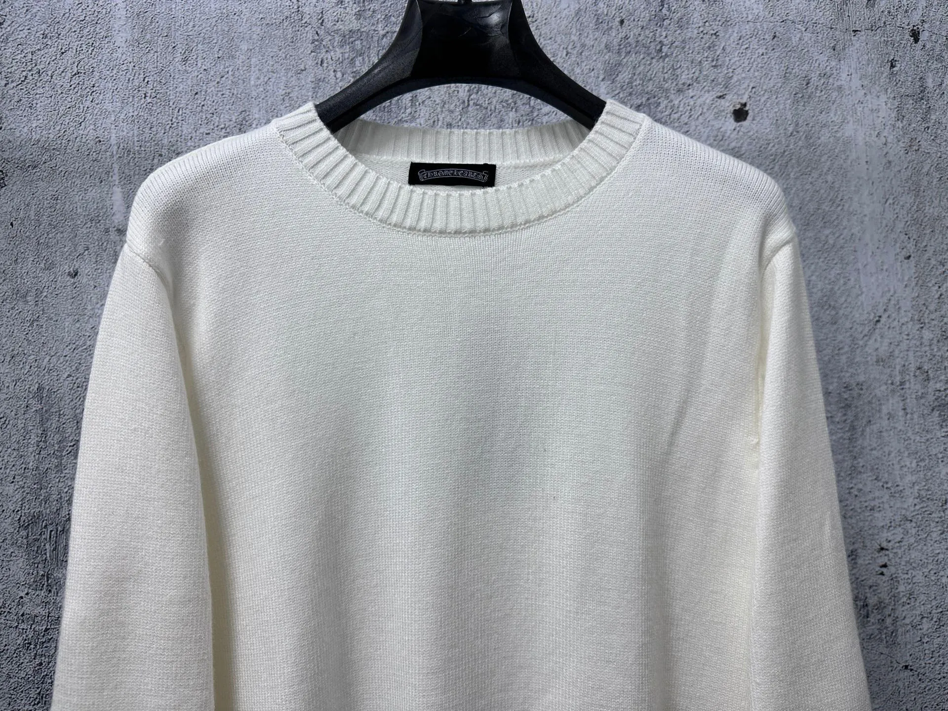 ￼ P250 【Chrome Hearts】Chrome Hearts' new cross-knitted jacquard appliquéd crew neck sweater. Contains 20% wool. The item is made of custom-dyed and custom-spun yarn and purchased from the original version. A full set of customized accessories. Details determine success or failure. A new model for autumn and winter. It is soft and delicate and does not tie the body. The upper body effect is very nice. Loose fit. Same style for men and women. Color: White Black Size: S-L